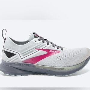 Women’s Brooks ricochet size 8.5